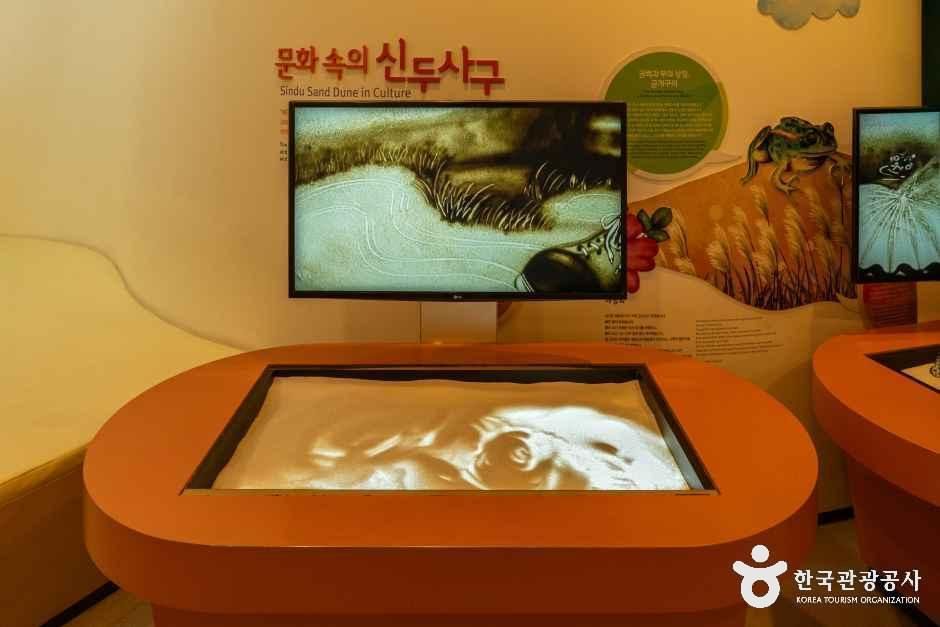 thumbnail-신두리사구센터-5