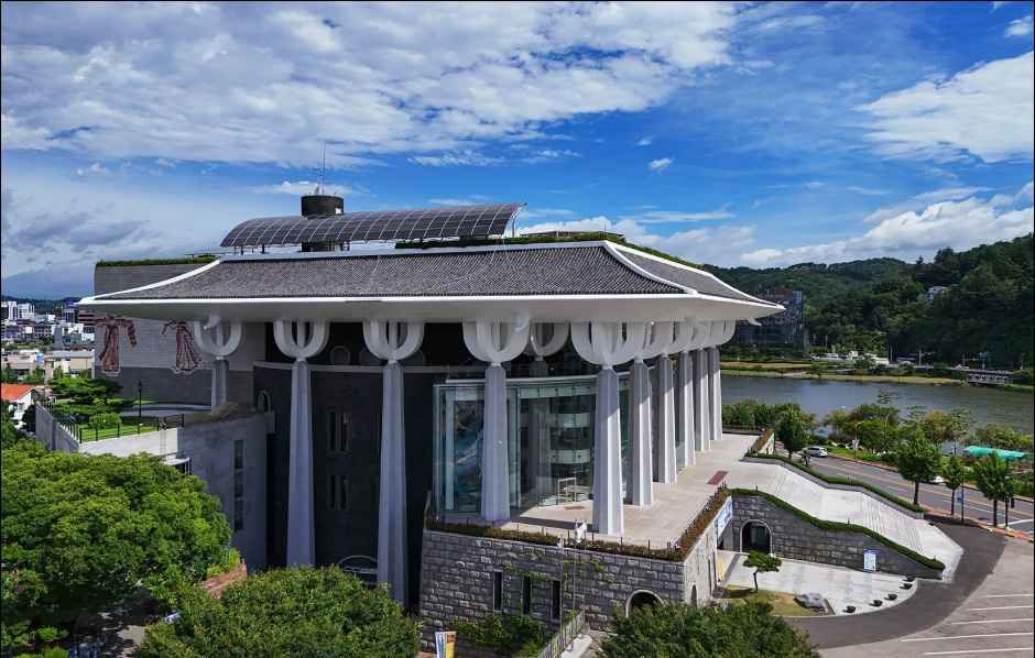 thumbnail-경상남도문화예술회관-0