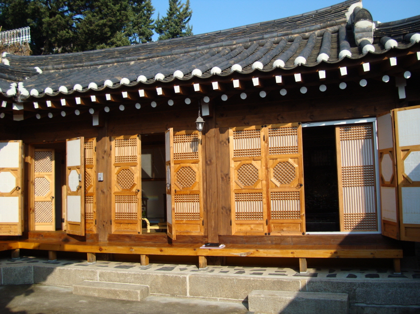 Gahoe Hanok Guest House (가회한옥체험관)