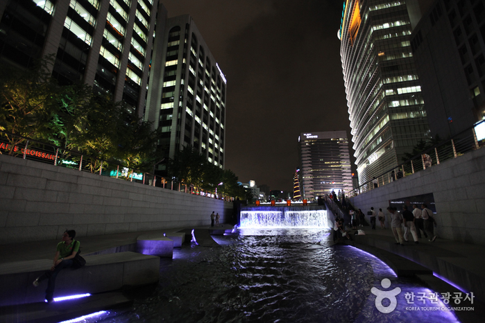 Cheonggyecheon Stream (청계천)