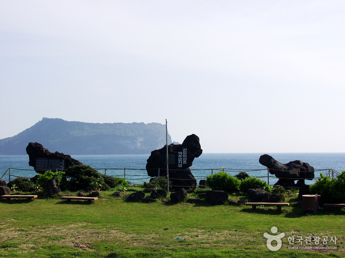 Sinyang Beach (Seopjikoji) (신양 섭지코지해변)