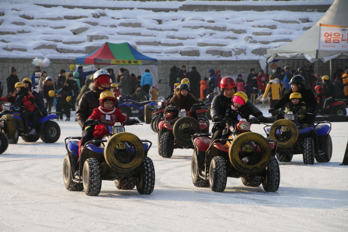 산천어축제장의 아이스펀파크와 스노우펀파크에서 즐길 수 있는 다양한 놀이