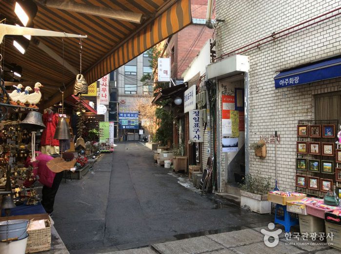 Insa-dong Antique Art Street (인사동 고미술거리)