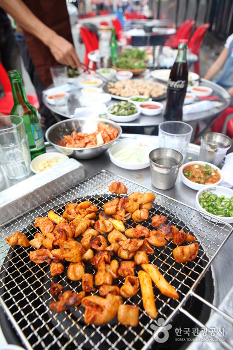 Rue du Gopchang au marché Anjirang (안지랑 곱창골목)