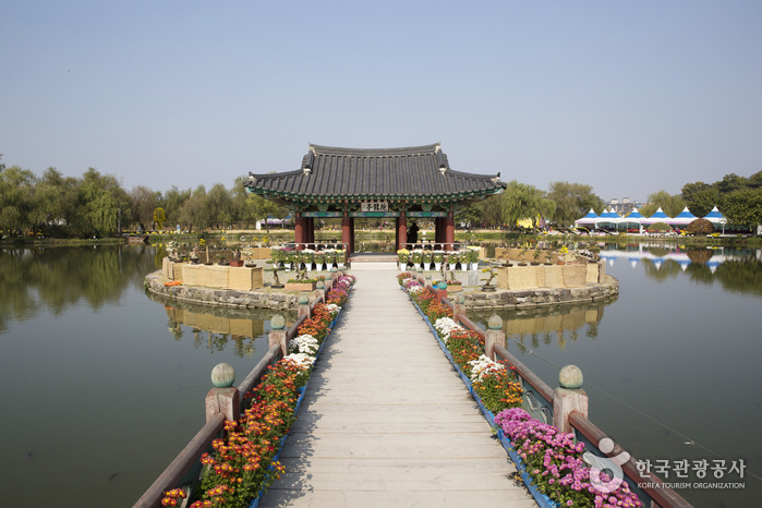 Seodong Park and Gungnamji Pond (서동공원과 궁남지)