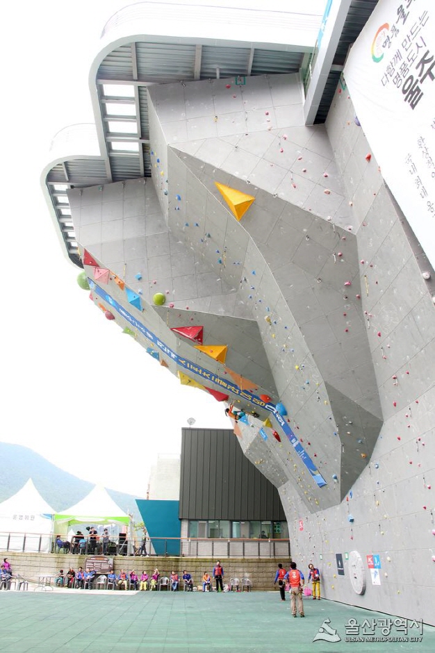 Yeongnam Alps Complex Welcome Center (영남알프스 복합웰컴센터)