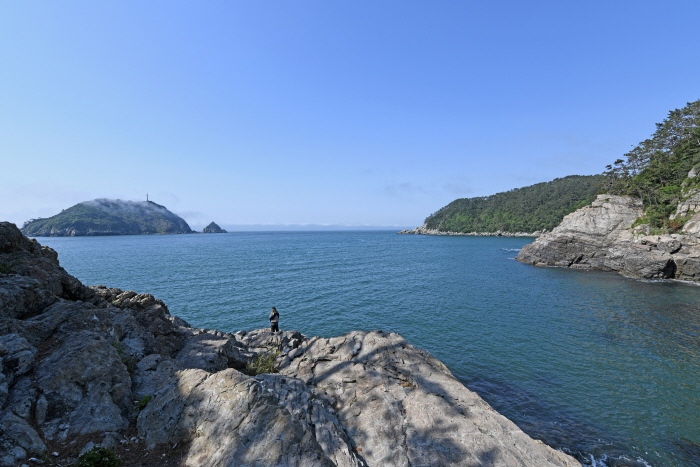 在没云台瞭望台眺望大海