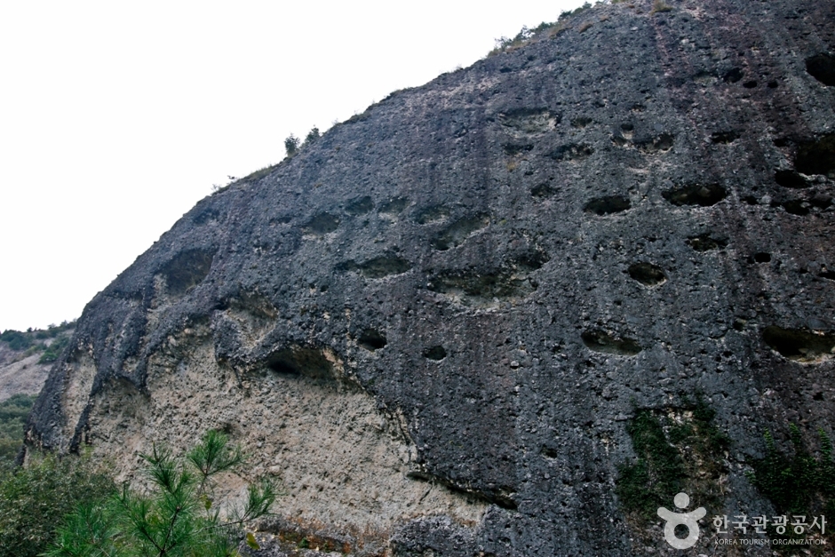 馬耳山蜂窩岩地形(마이산 타포니지형)