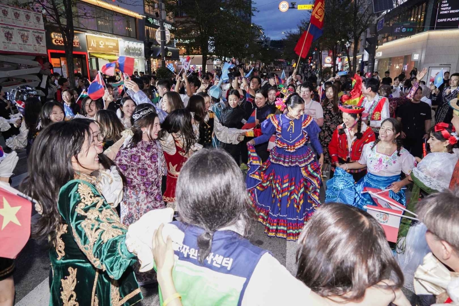 新村全球大學文化節(신촌글로벌대학문화축제)