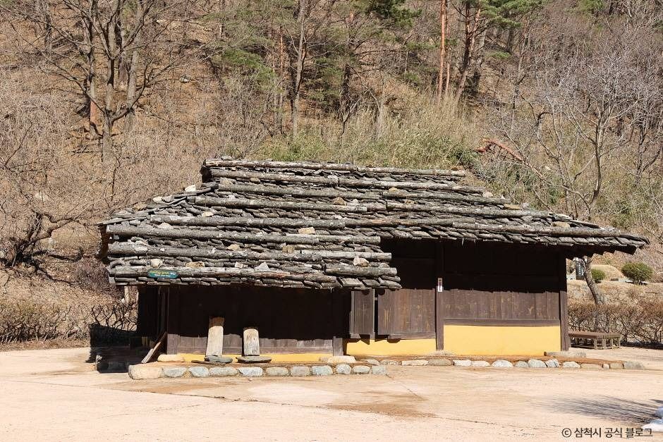 삼척 신리 너와집과 민속유물