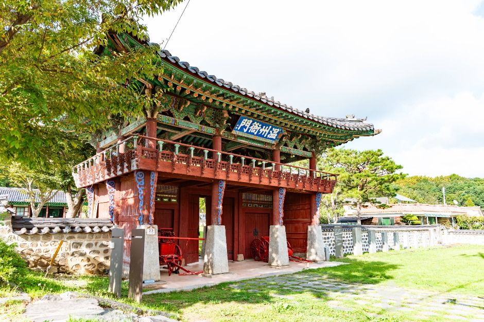 thumbnail-온주아문 및 동헌-3