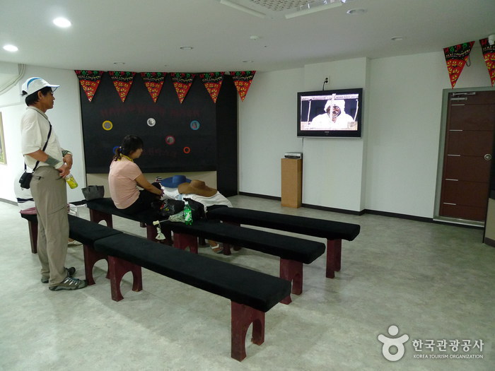 Hahoe Mask Museum (하회동 탈 박물관)
