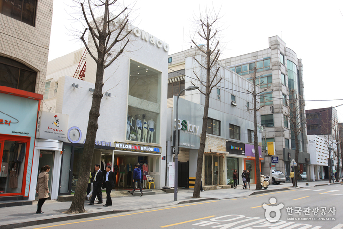 Sinsadong Garosu-gil Road (신사동 가로수길)