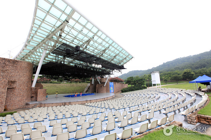 Escenario Musical al Aire Libre Kolon de Daegu (대구 코오롱 야외음악당)