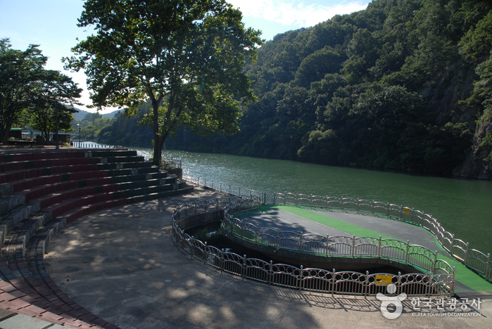 根基公園(뿌리공원)