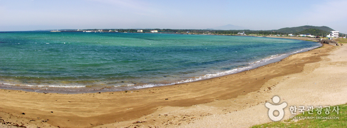 Sinyang Beach (Seopjikoji) (신양 섭지코지해변)