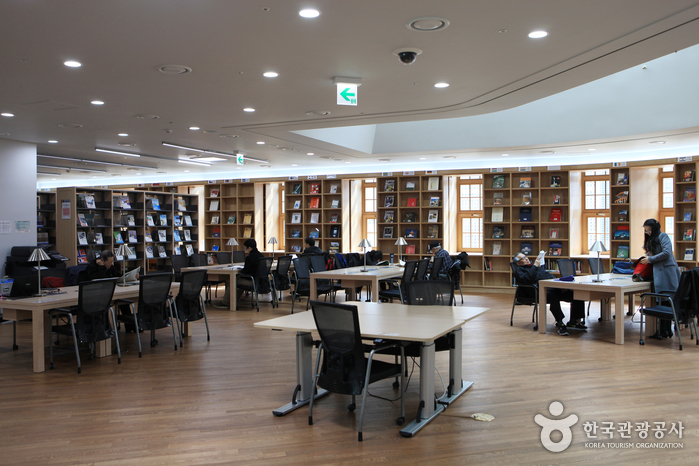 Biblioteca de Seúl (서울도서관)