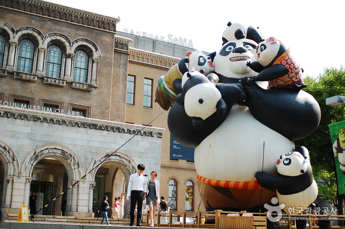 드림웍스 애니메이션 특별전이 열리는 서울시립미술관 앞에서 만날 수 있는 쿵푸팬더 포의 모습