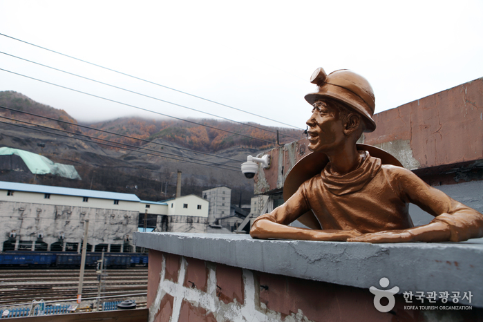 철암탄광촌을 볼수있는 전망대. 전망을 구경하는 듯한 광부의 동상이 있다.