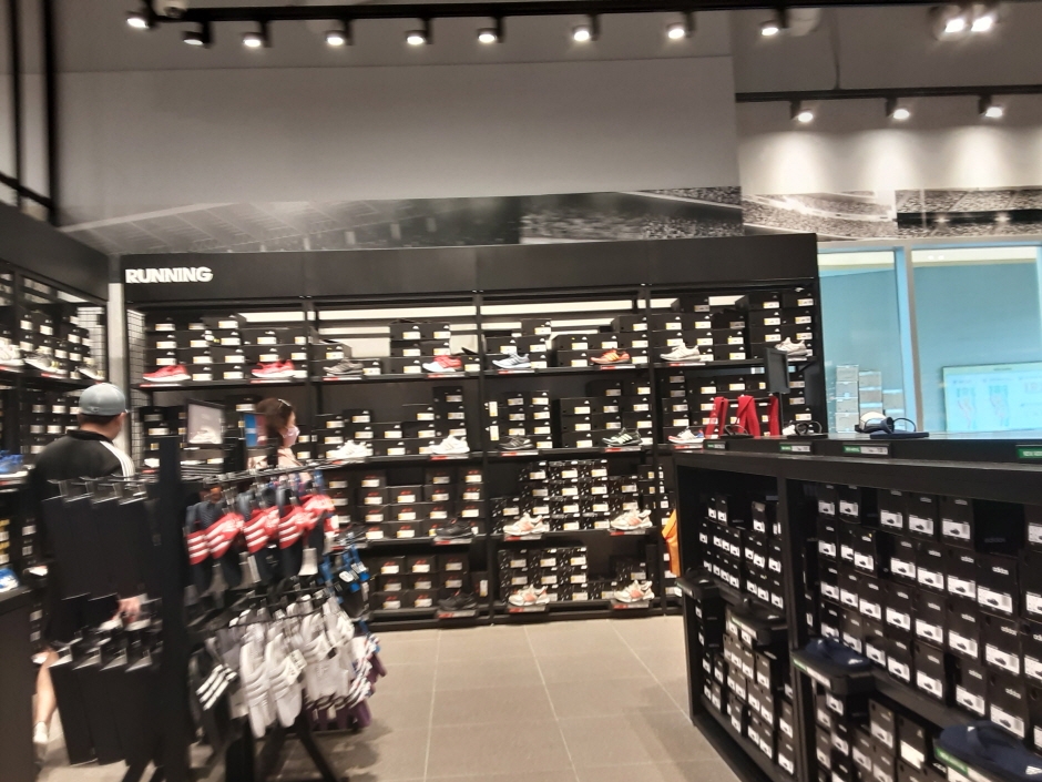 Adidas - Lotte Outlets Gimhae Branch [Tax Refund Shop] (아디다스 롯데아울렛 김해점)