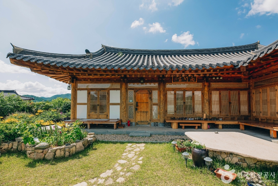 Dalbit Hanok Experience Byeolyu Punggyeong[Korea Quality] / 달빛한옥체험 별유풍경[한국관광 품질인증]