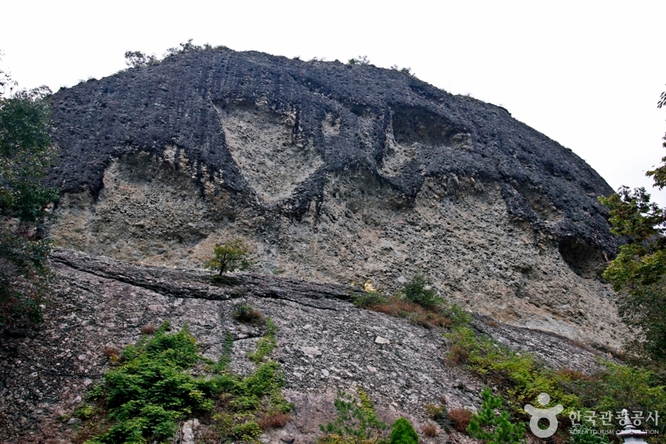 馬耳山蜂窩岩地形(마이산 타포니지형)