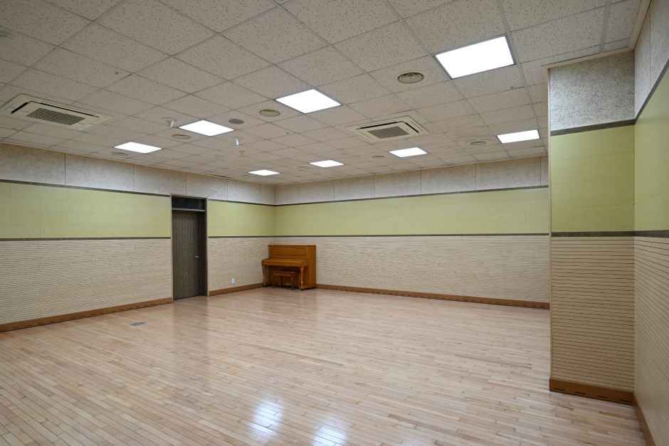 thumbnail-경상남도문화예술회관-8