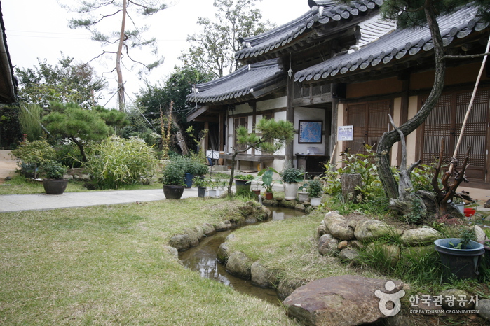 Gokjeongjae House (Geumhwallakji) (곡전재 전통한옥펜션)