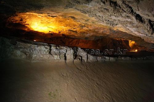 Пещера Хвансонгуль (환선굴)