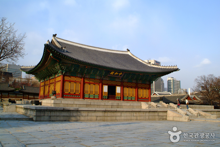 Deoksugung Palace (덕수궁)