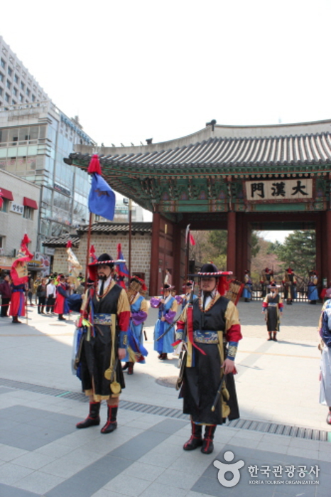Церемония смены караула в королевском дворце Токсугун (덕수궁 왕궁수문장교대의식)