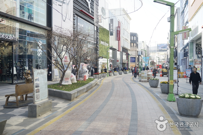 Gukje Market Food Street (국제시장 먹자골목)