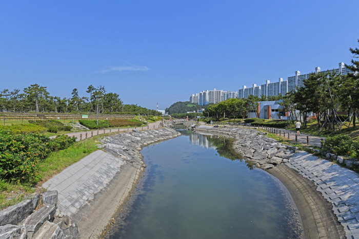 建在多大浦海水浴场前的多大浦海滨公园