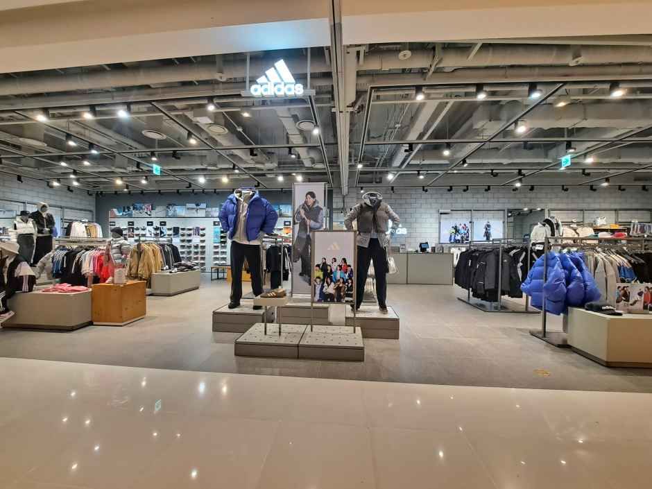 [事後免税店] adidas（アディダス）・現代百貨店 KINTEX（キンテックス）店(아디다스 현대백화점 킨텍스점)
