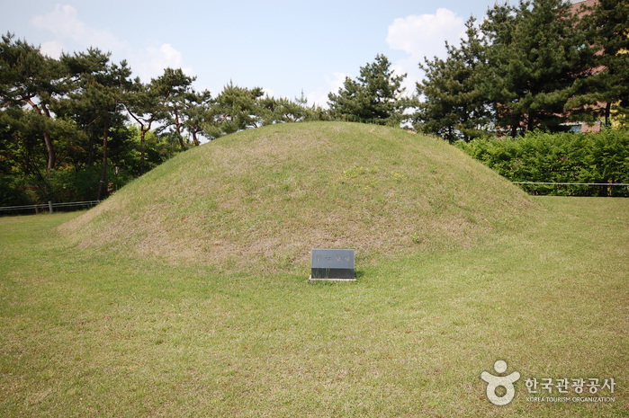 thumbnail-Seoul Bangidong Ancient Tombs (서울 방이동 고분군)-2