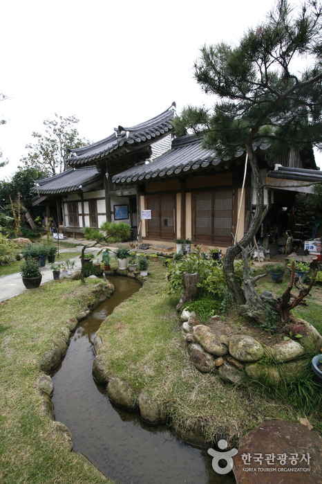 Gokjeongjae House (Geumhwallakji) (곡전재 전통한옥펜션)