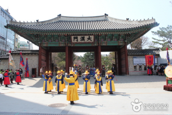 Церемония смены караула в королевском дворце Токсугун (덕수궁 왕궁수문장교대의식)4