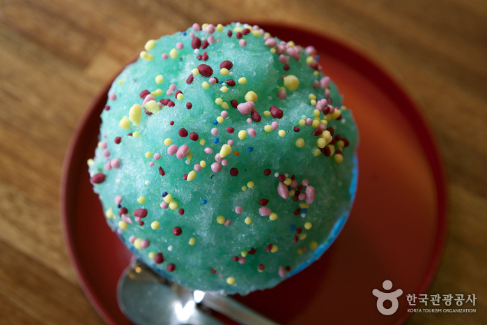 바다를 떠올리게 하는 상큼한 블루레몬빙수