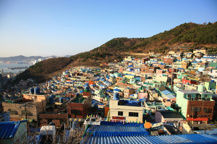 감천문화마을 하늘마루에서 본 전경