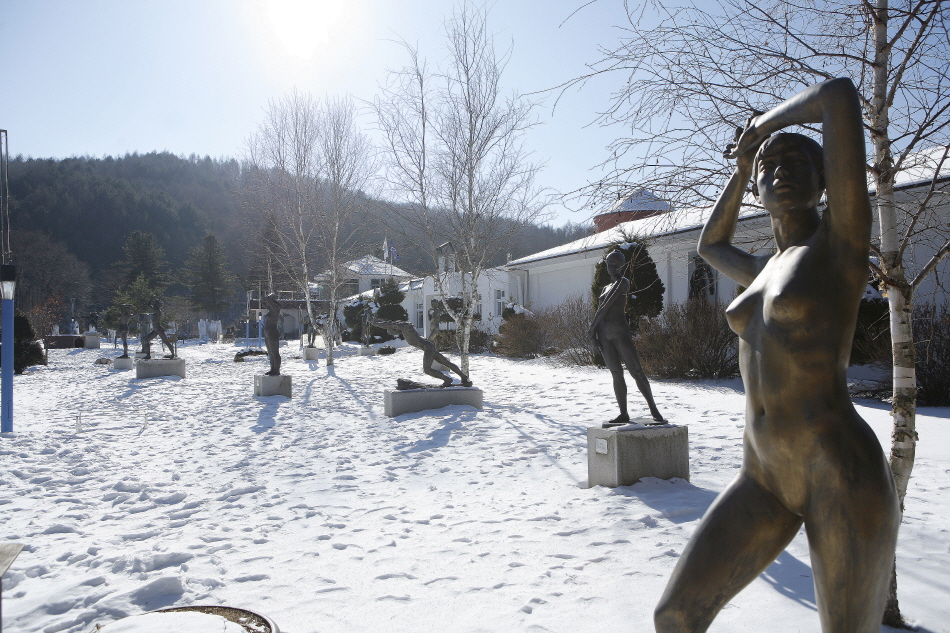 옛 학교 운동장을 조각공원으로 꾸민 무이예술관에 눈이 소복이 쌓였다.