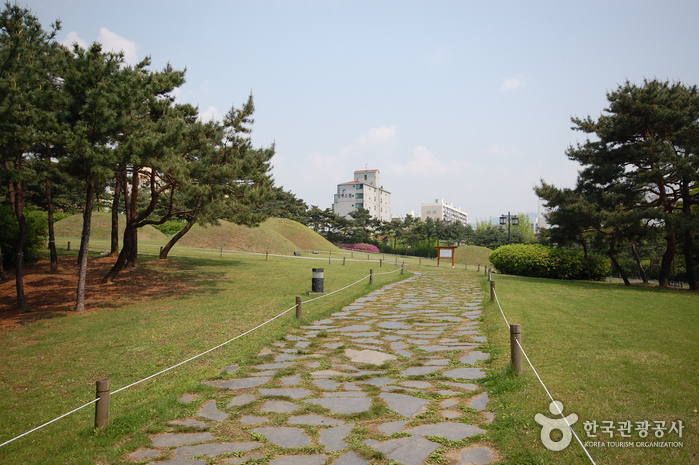 thumbnail-Seoul Bangidong Ancient Tombs (서울 방이동 고분군)-3