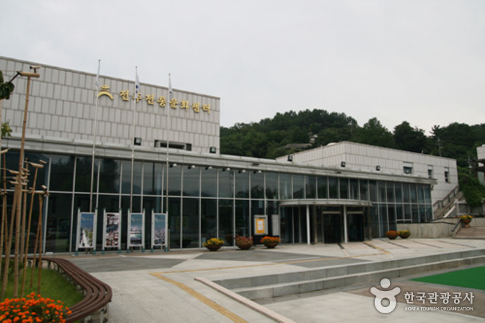 Jeonju Traditional Cultural Center Hanbyeoknu (전주전통문화관 한벽루)