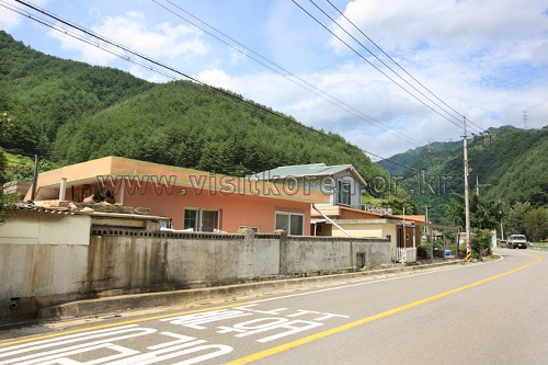 Village Punggok dans la vallée de Deokpung (삼척 덕풍계곡마을 [농촌전통테마])