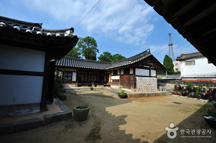 Yongheunggung Palace (용흥궁)