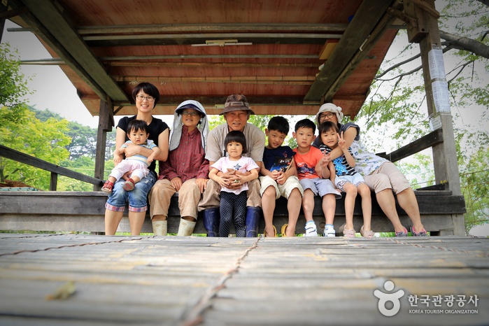 돌아가기 전 텃밭도서관장 부부와 기념촬영