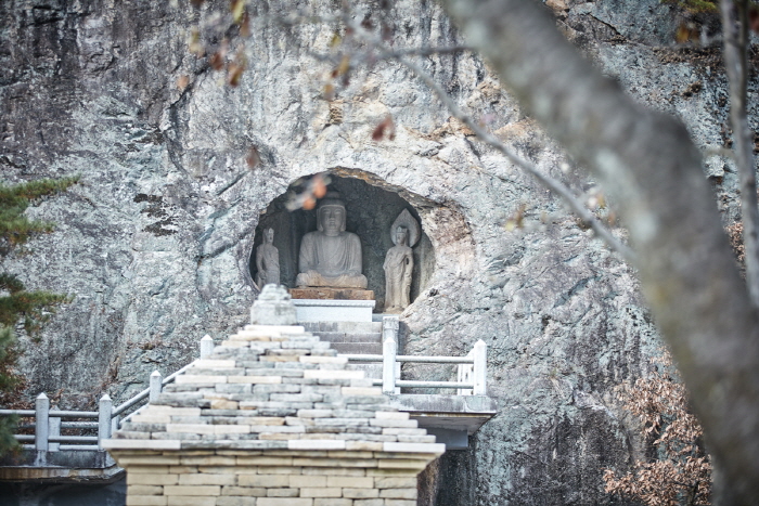 Grotte de la trinité bouddhique de Gunwi (군위 아미타여래삼존 석굴)