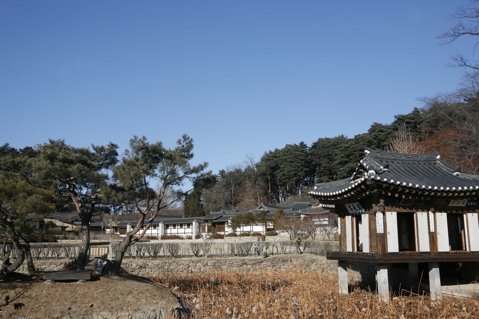 사대부 전통 가옥의 원형을 보여주는 강릉 선교장 전경