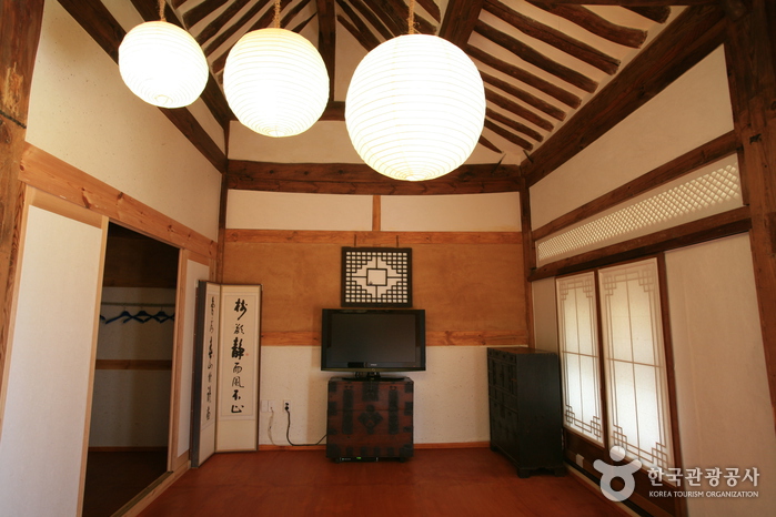 Pungnamheon House (Jeonju Hanok Villagae) (풍남헌-전주한옥마을)