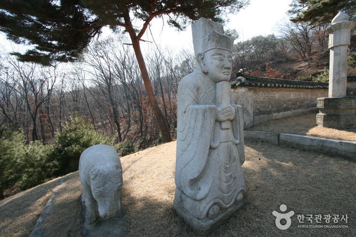 Königliches Grab Jeongneung [UNESCO Weltkulturerbe] (서울 정릉(신덕왕후) [유네스코 세계문화유산])
