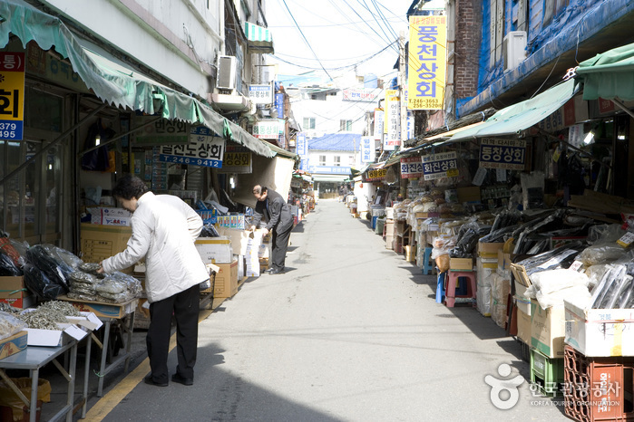 Nampo-dong Dried Seafood Market (남포동 건어물시장)